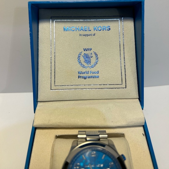 Michael Kors Watch Hunger Stop Oversized Runway Silver-Tone Watch - Picture 5 of 16